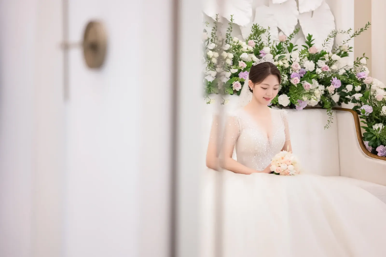 서울 마포구 아펠가모 공덕 본식스냅, 하얀 신부대기실에 앉은 신부