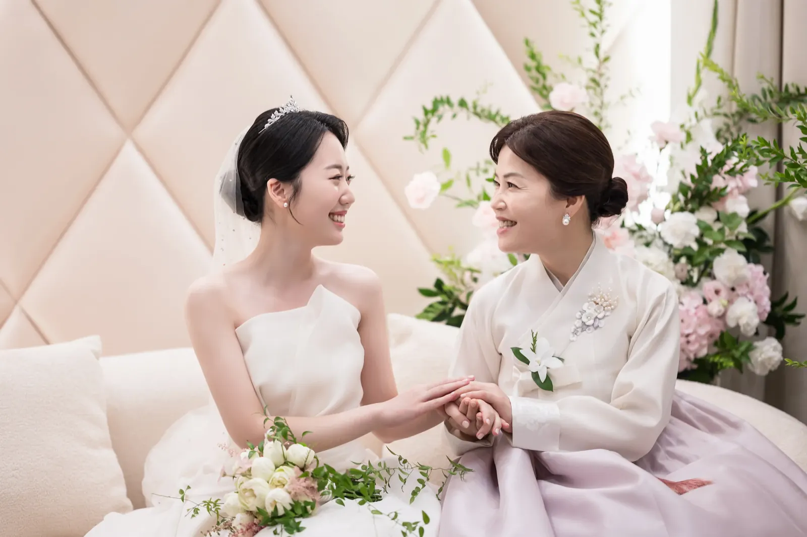 서울 강남구 포스코컨벤션 본식스냅, 신부와 어머니가 손잡은 대기실 장면