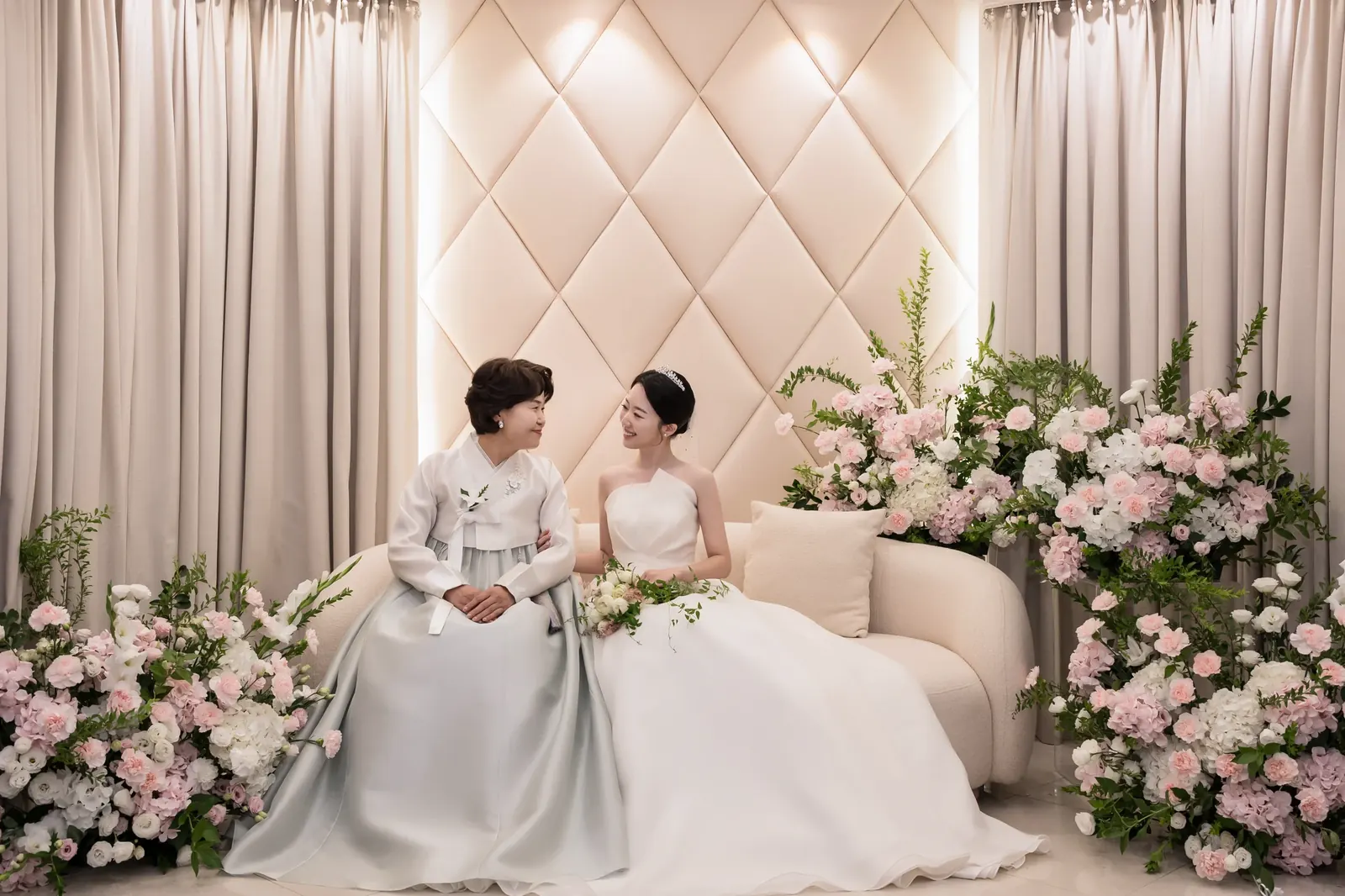 서울 강남구 포스코컨벤션 본식스냅, 신부대기실 소파에 어머니와 앉은 신부