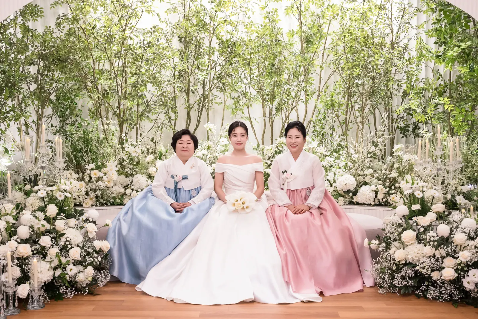 서울 강남구 세인트메리엘 본식스냅, 한복 입은 어머니들과 함께한 신부