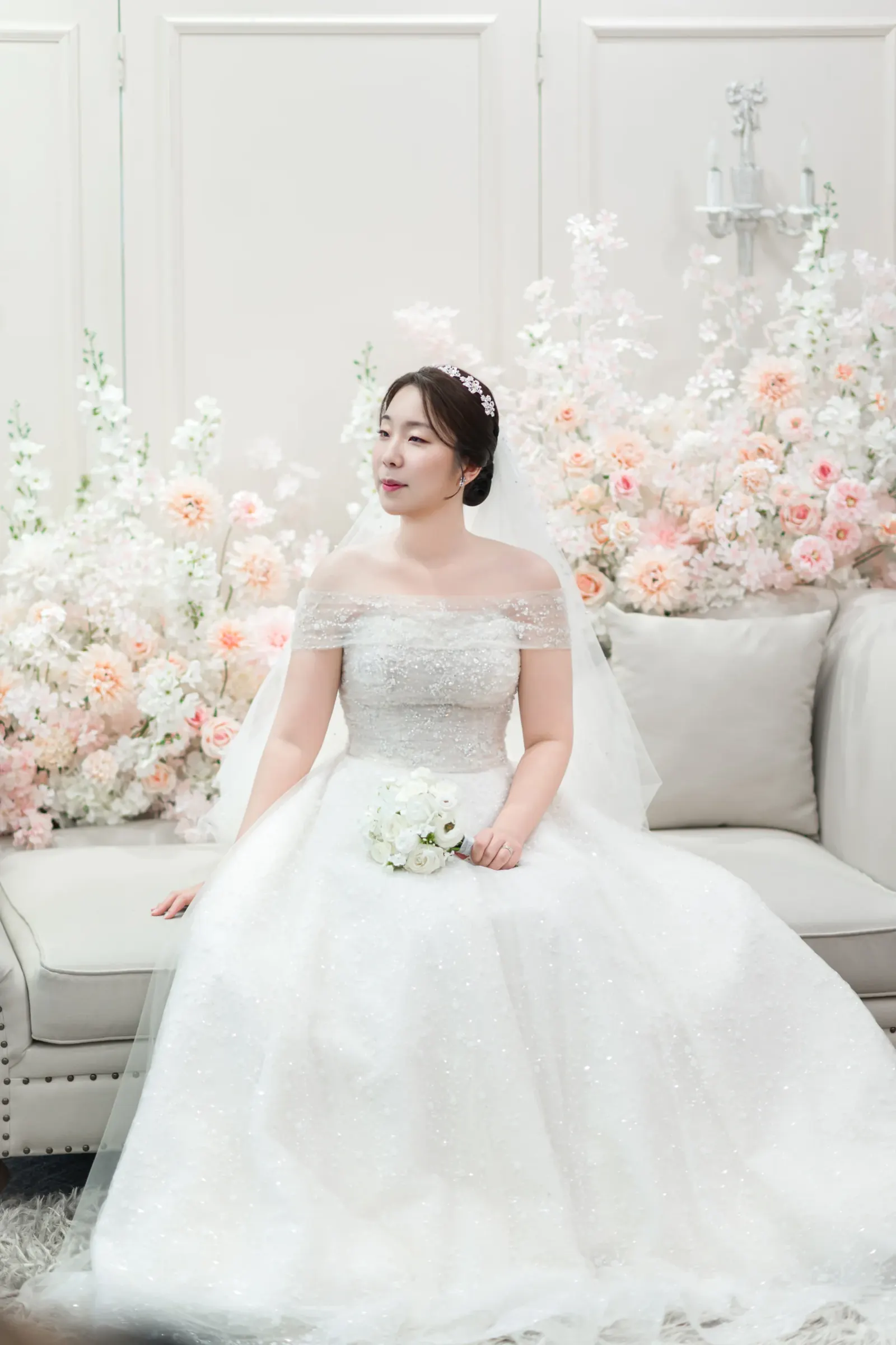 서울 서초구 삼성 서초사옥 본식스냅, 부케를 든 신부 세로 컷