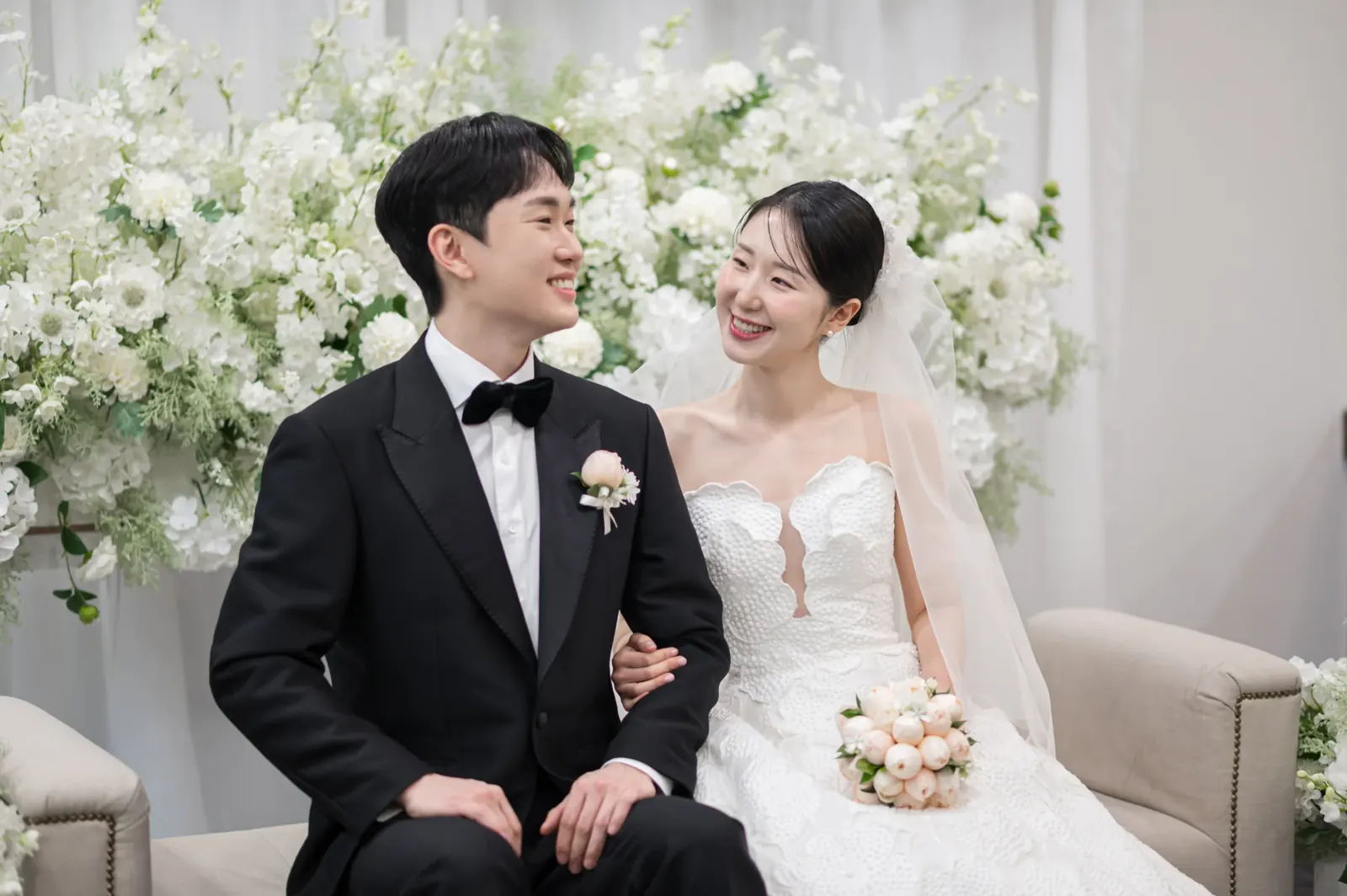 서울 서초구 삼성 서초사옥 본식스냅, 신부대기실 소파에 나란히 앉은 신랑신부