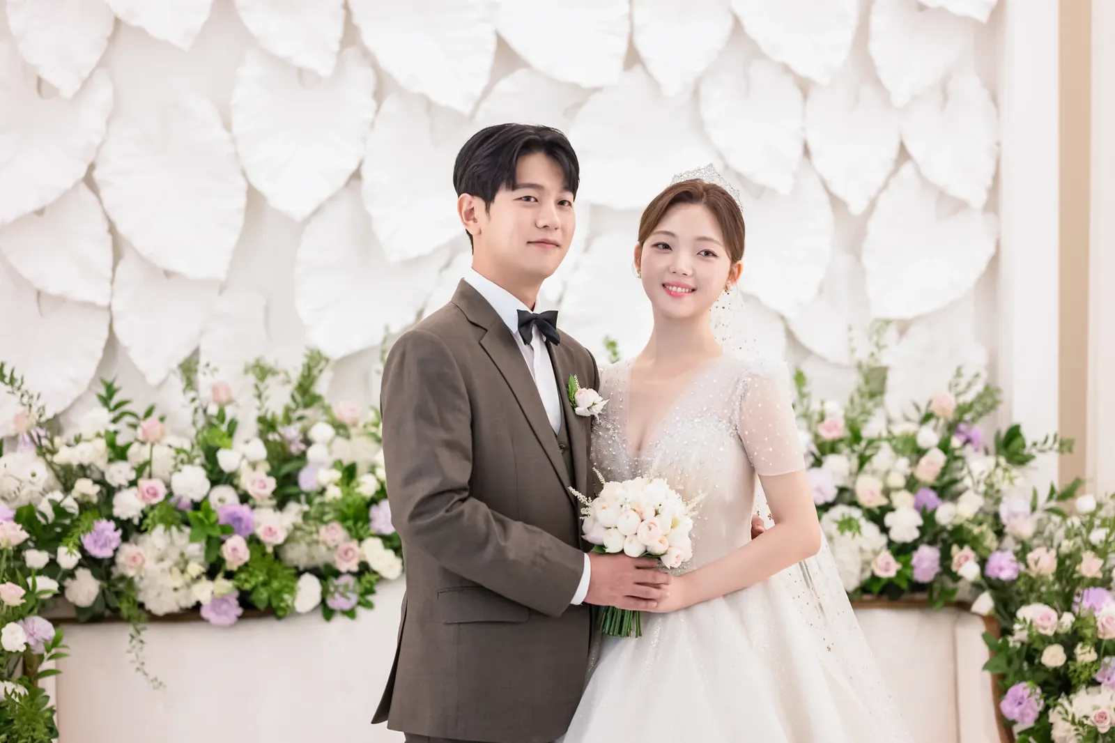 서울 마포구 아펠가모 공덕 본식스냅, 꽃 포토월 앞에 나란히 선 신랑신부