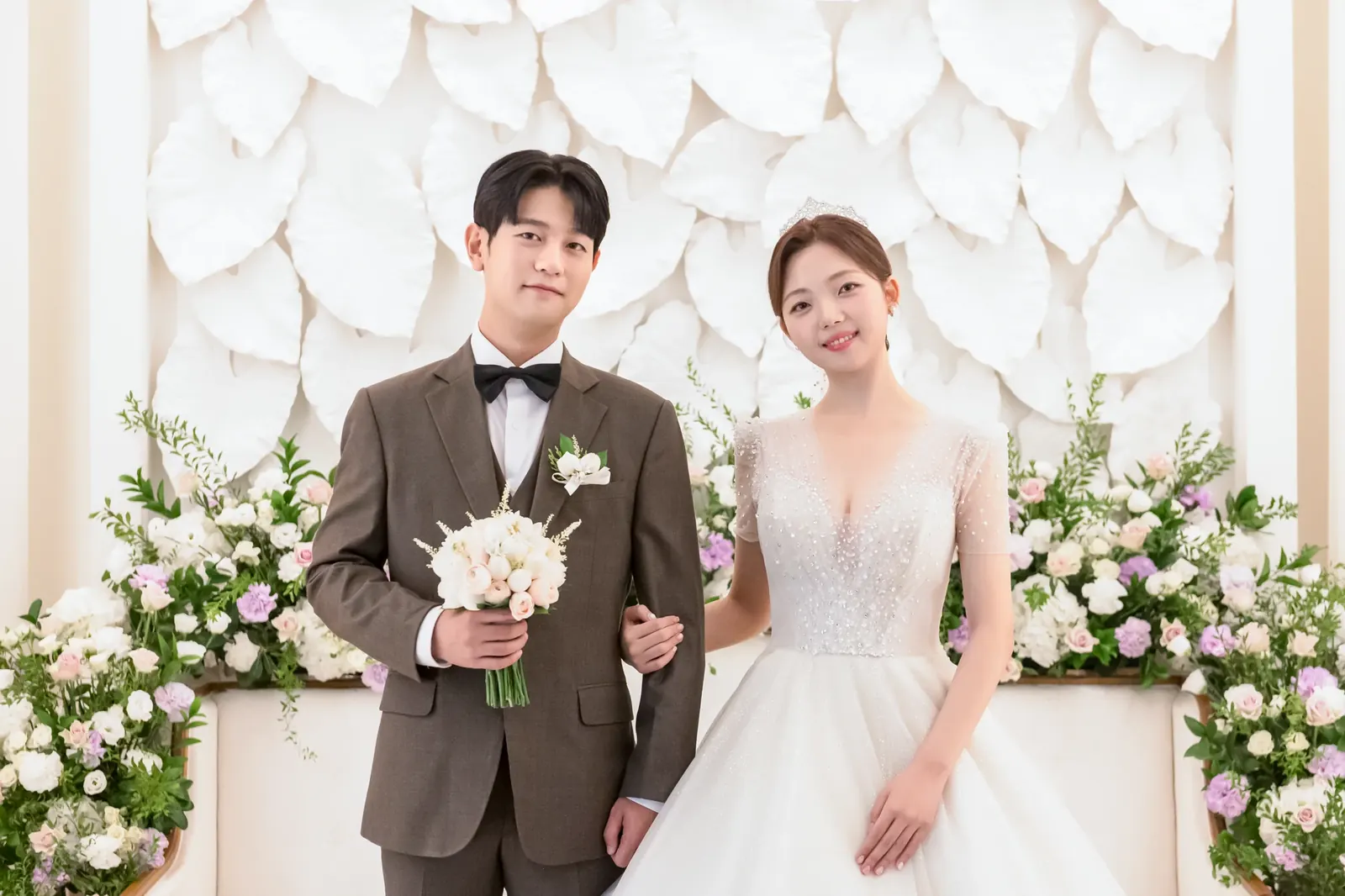 서울 마포구 아펠가모 공덕 본식스냅, 부케 든 신랑과 신부 정면 컷