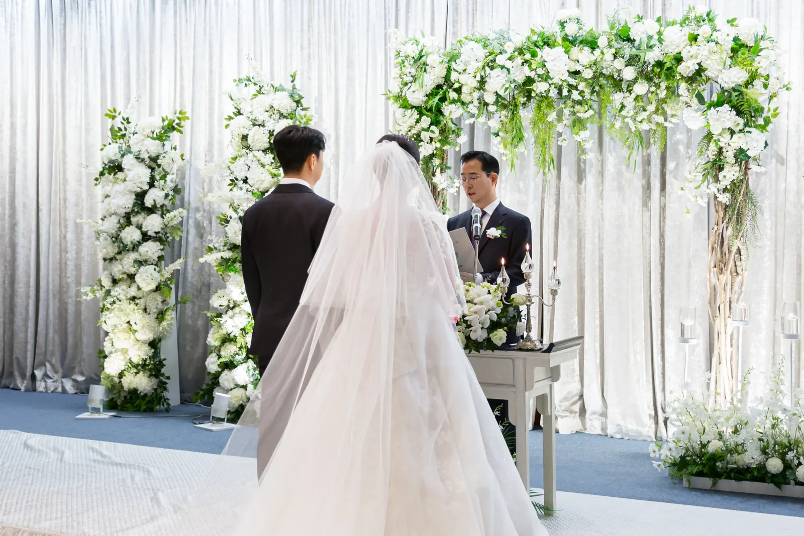 서울 강동구 삼성 E&A 본식스냅, 단상 앞 혼인서약 뒷모습