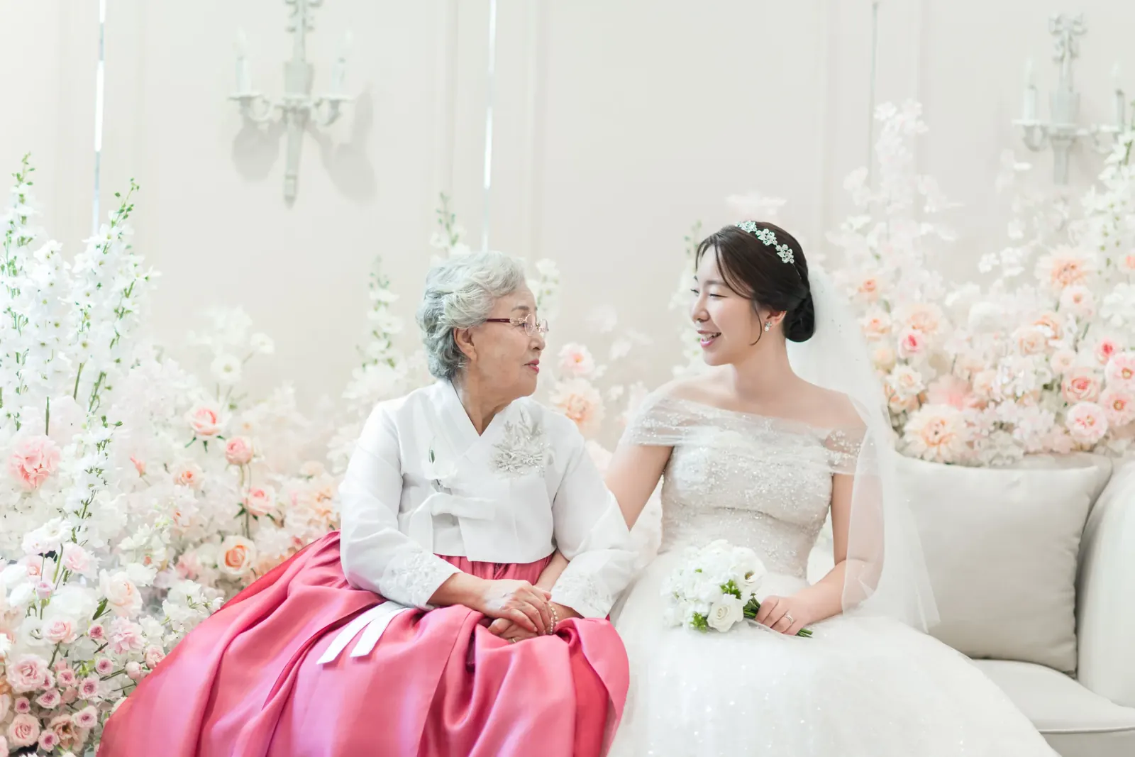 서울 서초구 삼성 서초사옥 본식스냅, 한복 입은 어머니와 신부