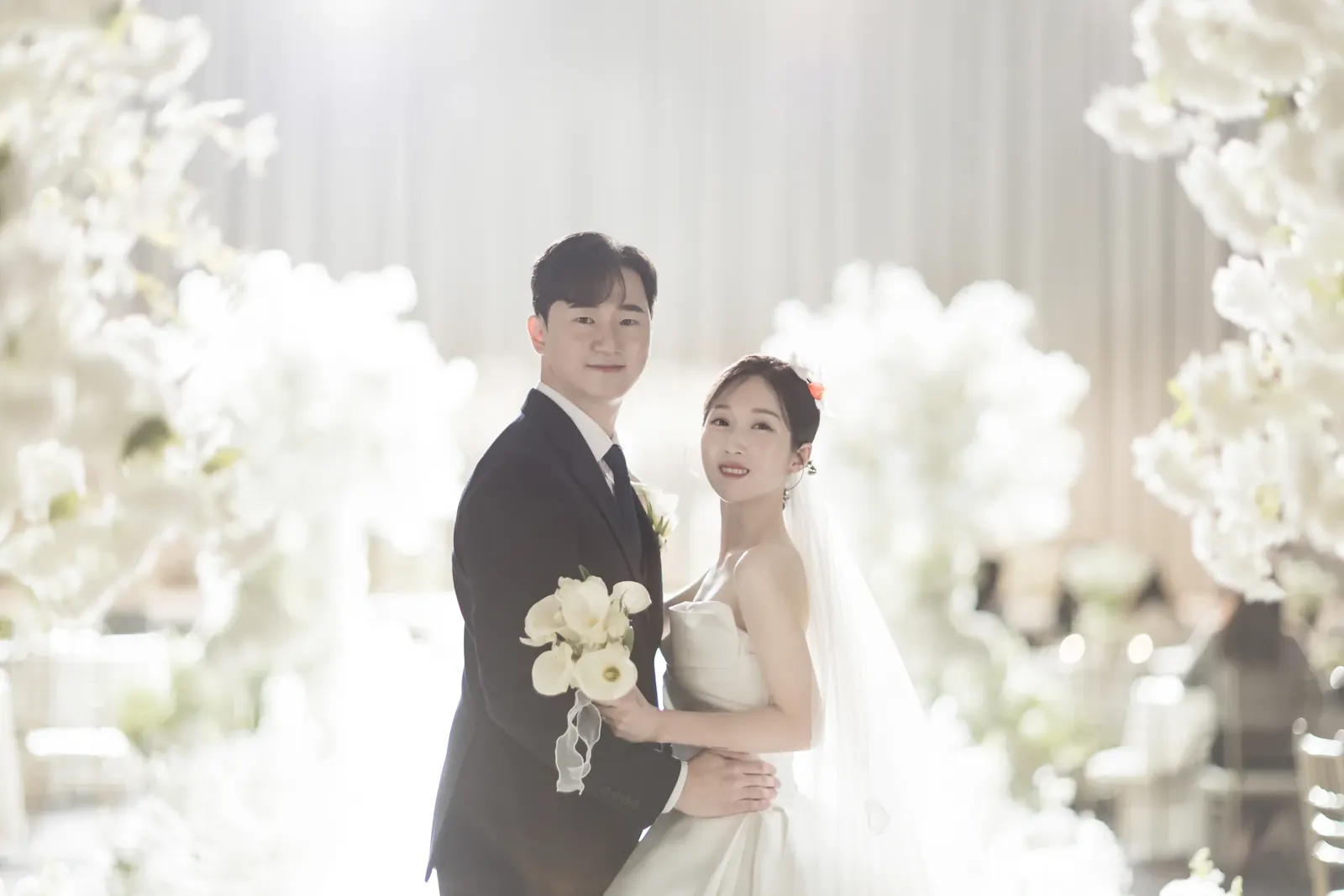 서울 서초구 삼성 서초사옥 본식스냅, 흰 꽃 사이 부케 든 신랑신부
