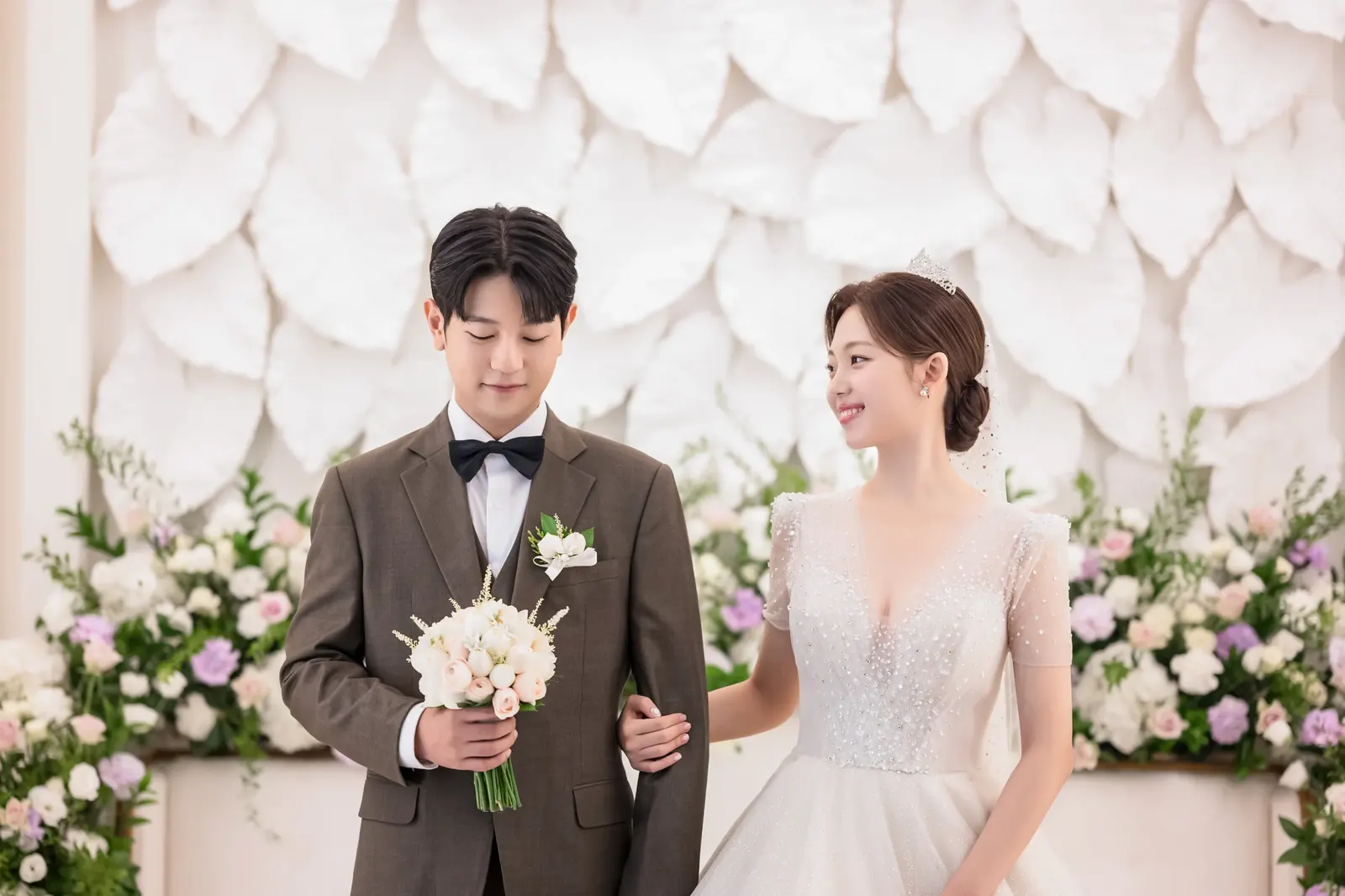 서울 마포구 아펠가모 공덕 본식스냅, 꽃장식 앞 부케 든 신랑신부