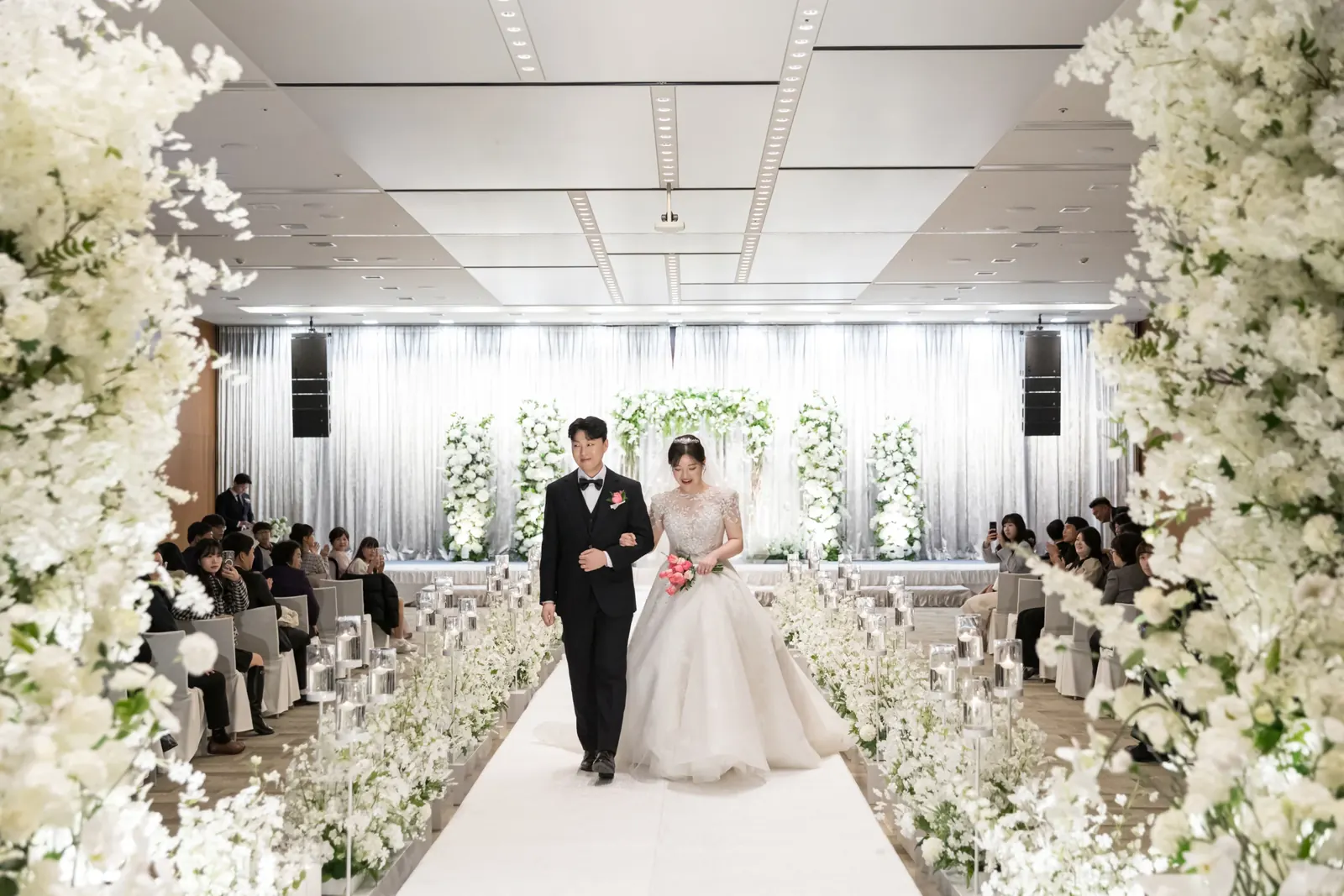 서울 강동구 삼성 E&A 본식스냅, 하객 사이 버진로드를 걷는 신랑신부