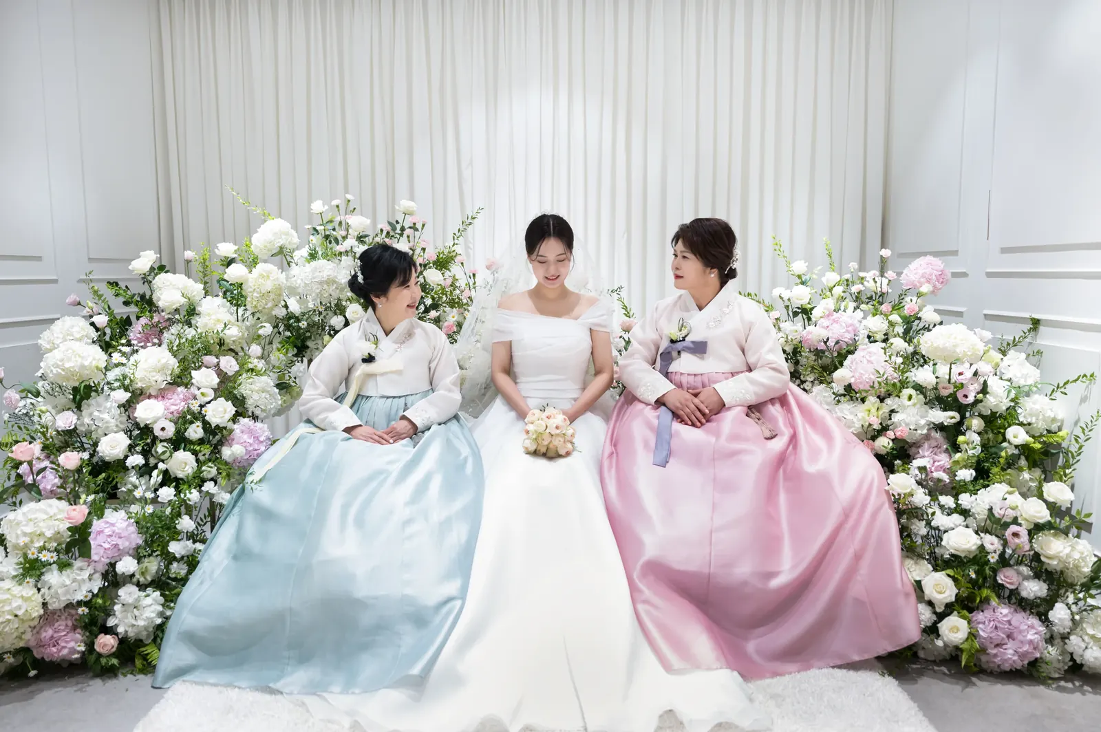 서울 서초구 삼성 금융캠퍼스 본식스냅, 한복 입은 혼주와 신부