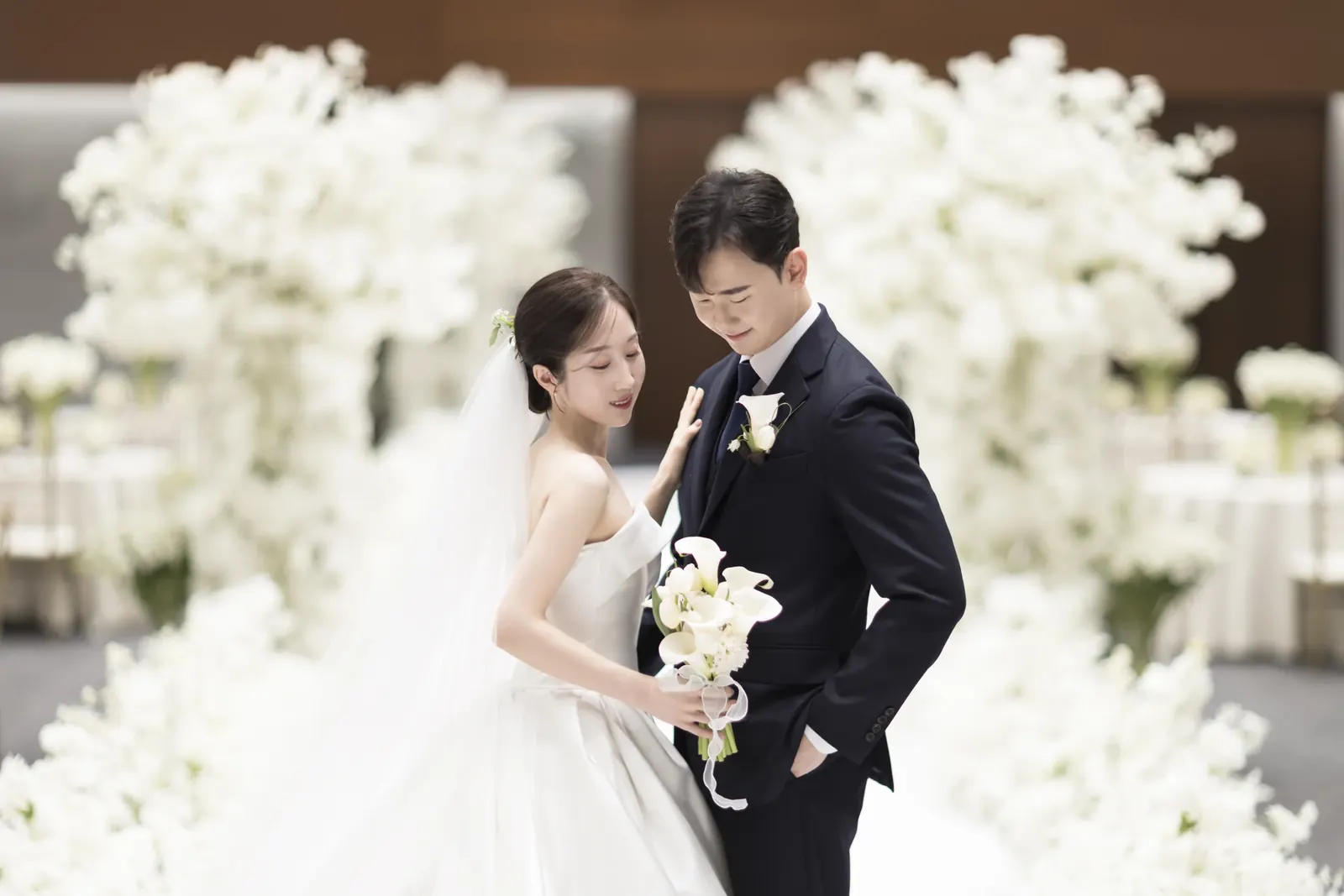 서울 서초구 삼성 서초사옥 본식스냅, 흰 꽃장식 사이 신랑신부