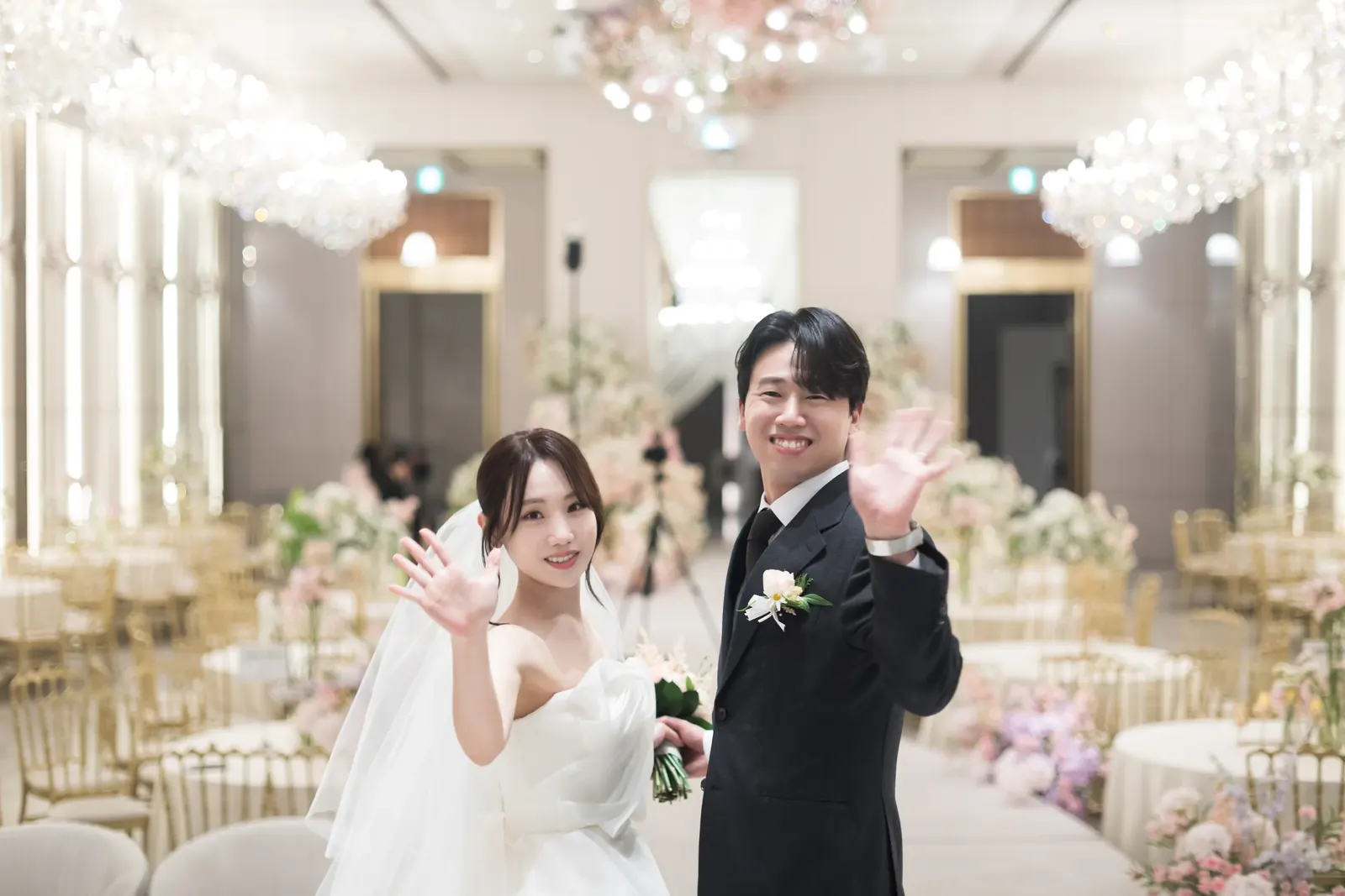 서울 서초구 더리버사이드호텔 웨딩스냅, 손 흔드는 신랑신부