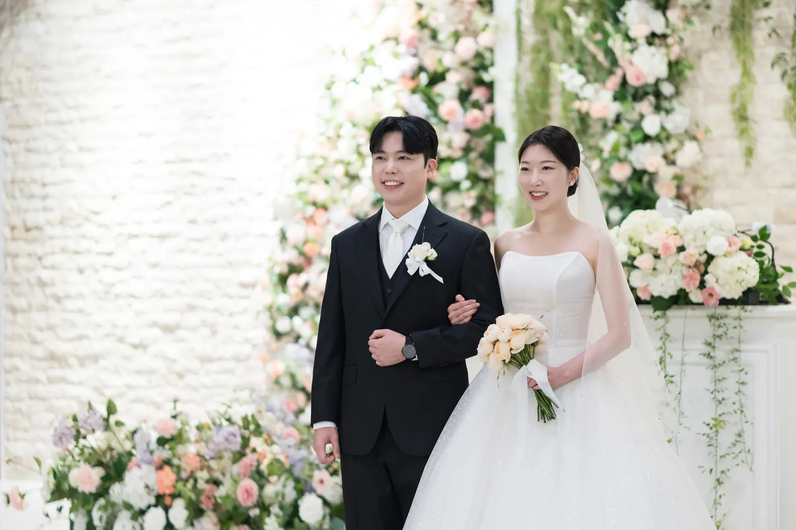 서울 서초구 양재 브라이드밸리 웨딩스냅, 입장 전 팔짱 낀 신랑신부