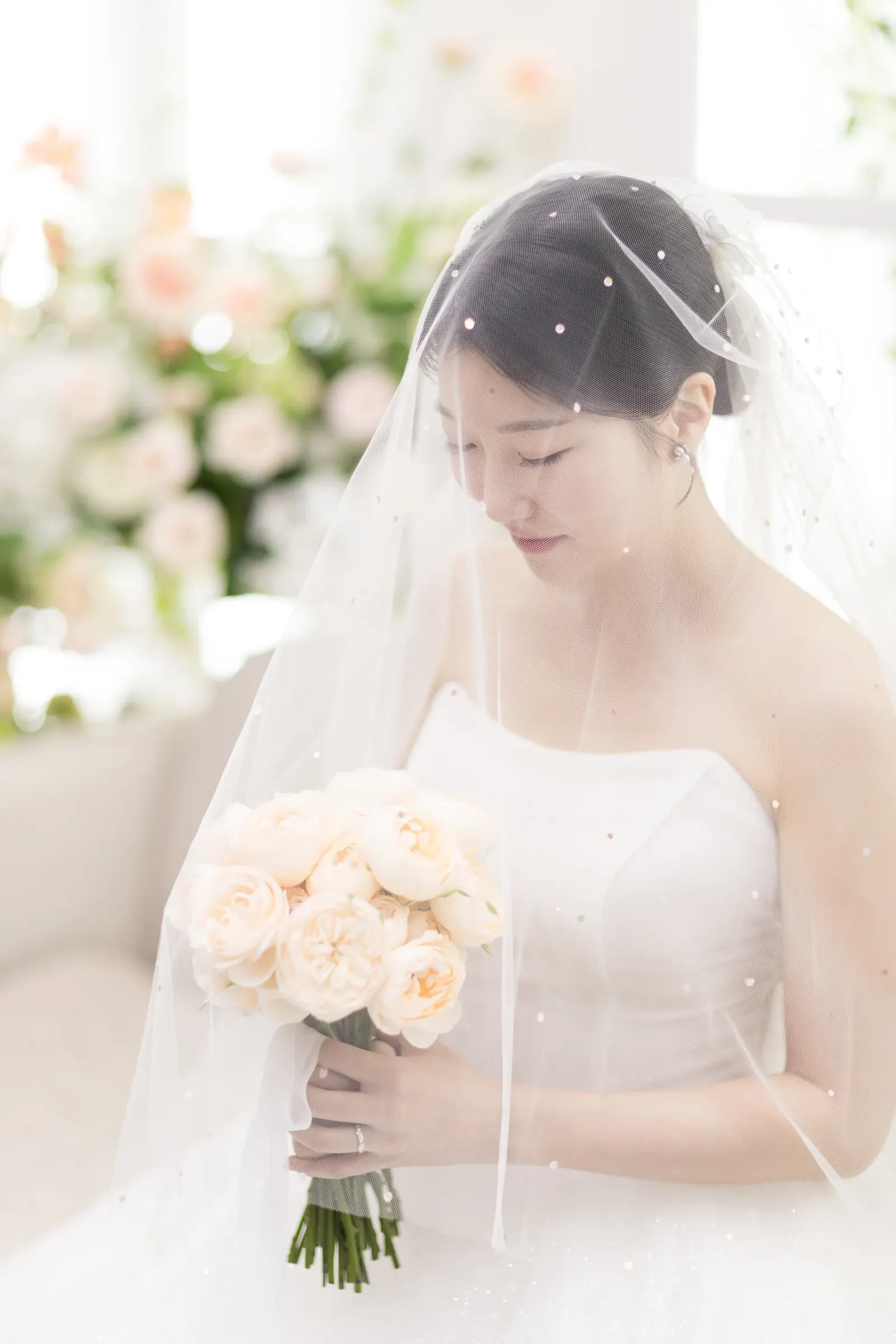 서울 서초구 양재 브라이드밸리 본식스냅, 부케를 안은 신부 상반신
