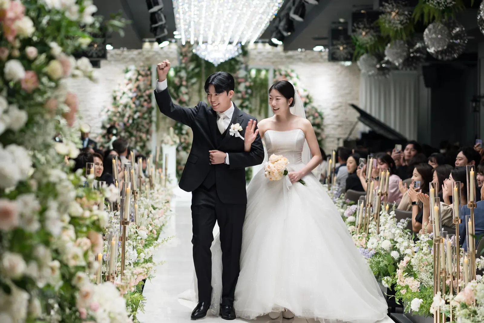 서울 서초구 양재 브라이드밸리 본식스냅, 행진하며 환호하는 신랑신부